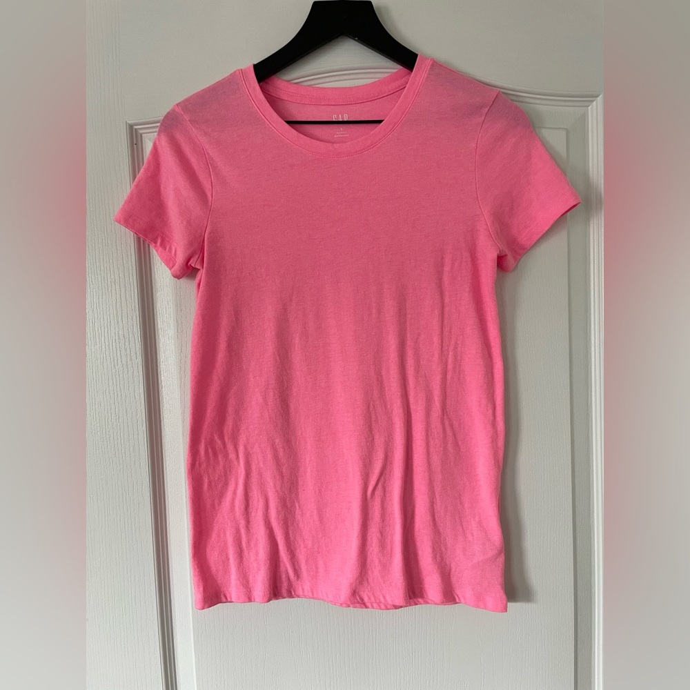 GAP - Neon Pink Short Sleeve Tee - Size Small